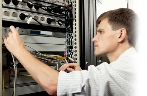 абонентское обслуживание компьютеров Весь комплекс работ по обслуживанию компьютерной техники и системному администрированию. абонентское обслуживание компьютеров Весь комплекс работ по обслуживанию компьютерной техники и системному администрированию.
Стандартный набор услуг по договору абонентского обслуживания компьютеров входящих в абонентскую плату:
- предотвращение сбоев и восстановление работоспособности;
- ремонт компьютерной техники;
- установка и настройка программного обеспечения;
- антивирусная защита;
- сопровождение и администрирование локальной сети;
- поддержка доступа в Интернет;
- консультация персонала;
- организация эффективного использования компьютерной техники и программного обеспечения;
- работы по модернизации компьютерной техники;
- ввод в эксплуатацию и настройка оборудования.